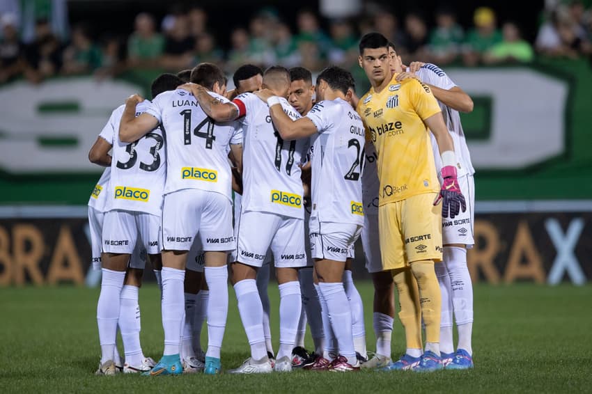 Elenco do Santos reunido antes da derrota para a Chapecoense