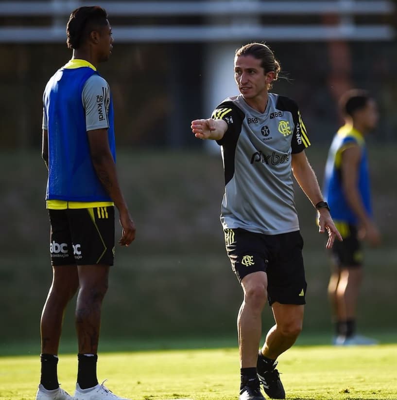 Técnico Filipe Luis orienta Bruno Henrique no treino do Flamengo (foto: instagram do Flamengo)