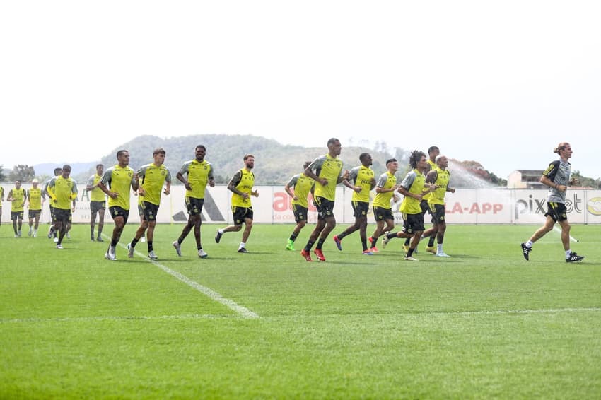 Filipe Luís comanda treino do Flamengo durante a Data Fifa