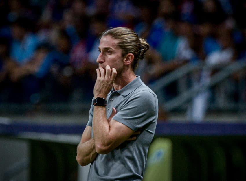 Filipe Luís na beira do gramado em Bahia x Flamengo