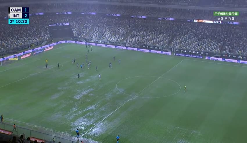 Chuva intensa em Belo Horizonte dificulta jogo em gramado repleto de poças, entre Atlético-MG x Internacional (Foto: Reprodução/Premiere)