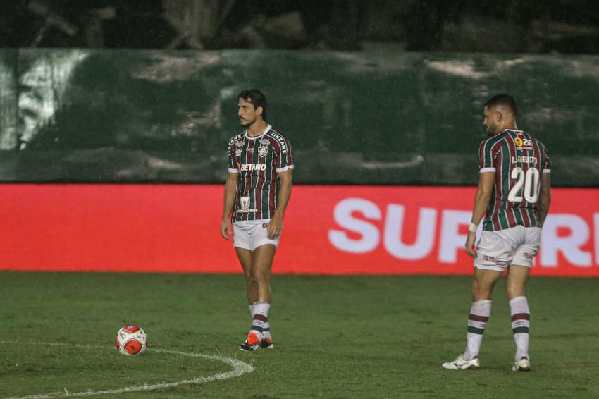 Gabriel Pires ao lado de Renato Augusto durante jogo do Fluminense pelo Campeonato Carioca