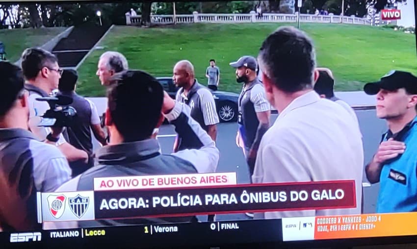 Ônibus com delegação do Atlético-MG tem percurso interrompido antes de chegar ao Monumental de Nuñez por falta de segurança (Foto: Reprodução/ESPN)