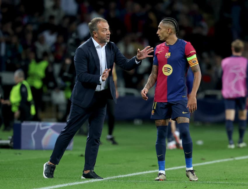 Hansi Flick e Raphinha conversam durante a vitória do Barcelona sobre o Bayern de Munique pela Champions League