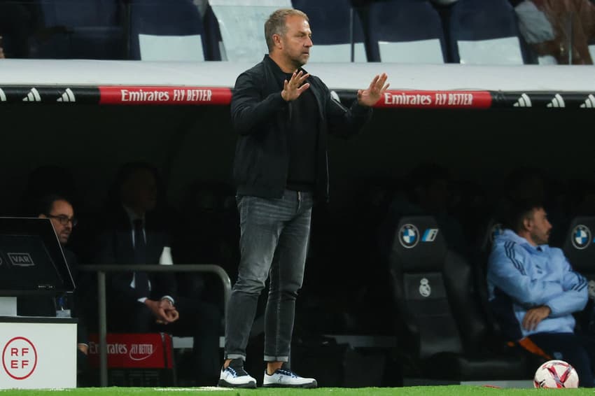 Hansi Flick conceceu coletiva de imprensa antes do jogo contra o Atletico de Madrid (Foto: Pierre-Philippe Marcou/AFP)