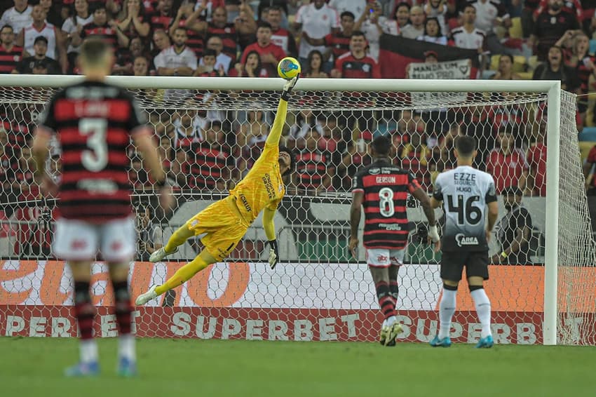 Hugo Souza em ação pelo Corinthians no jogo de ida da semifinal da Copa do Brasil contra o Flamengo