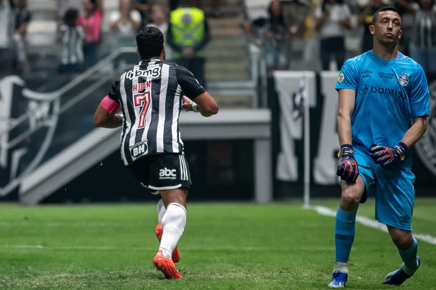 Hulk do Atletico-MG comemora seu gol diante de Marchesin durante partida contra o Gremio no estadio Arena MRV pelo campeonato Brasileiro A 2024. Foto: Fernando Moreno/AGIF