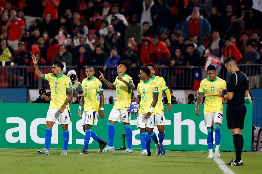 Igor Jesus comemora gol do Brasil ao lado de companheiros do ataque