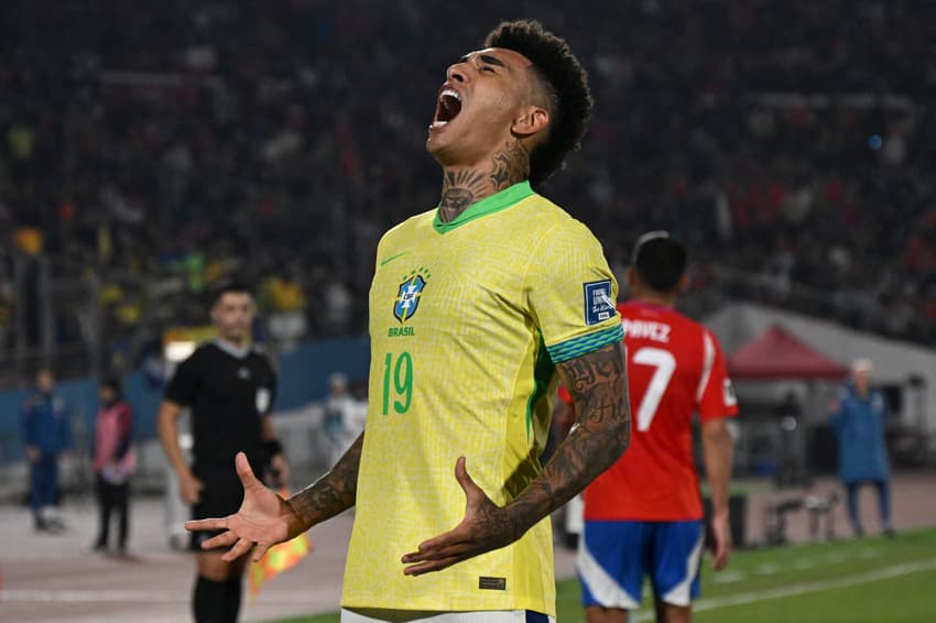 Igor Jesus comemora o gol em Chile x Brasil. (Foto: RODRIGO ARANGUA / AFP)