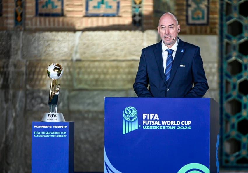 O espanhol Jaime Yarza, diretor de Torneios da FIFA, durante o sorteio dos grupos da Copa do Mundo de Futsal 2024, no Uzbequistão.