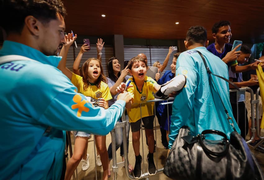 Jogadores da Seleção Brasileira atendem crianças na chegada em Brasília