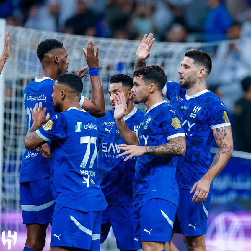 Jogadores do Al-Hilal comemoram gol sobre o Al Taawon