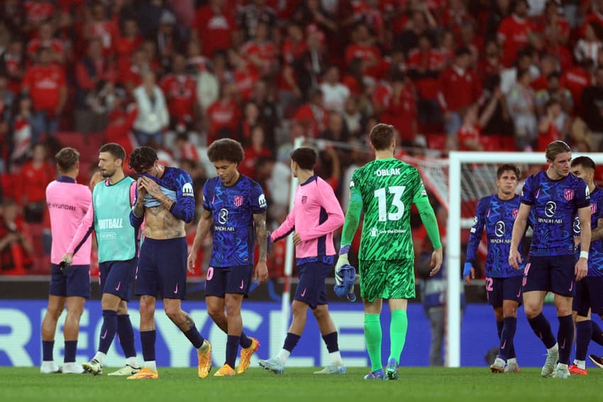 Jogadores do Atlético de Madrid deixam o campo cabisbaixos após derrota por 4 a 0 diante do Benfica