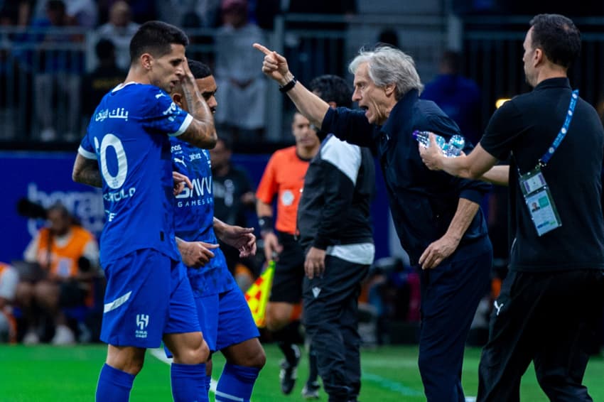 Jorge Jesus orienta jogadores do Al-Hilal