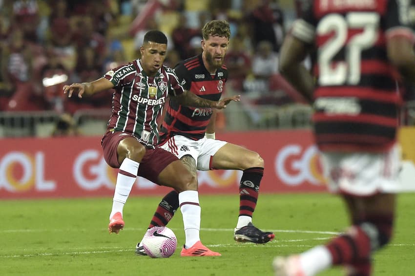 Kauã Elias disputa bola com Léo Pereira no clássico entre Flamengo e Fluminense