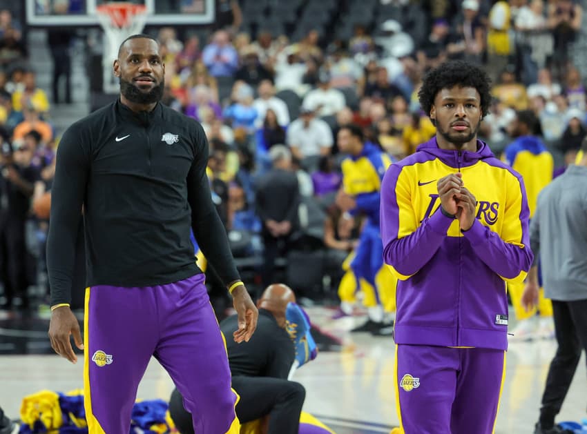 LeBron James e Bronny James - Golden State Warriors v Los Angeles Lakers