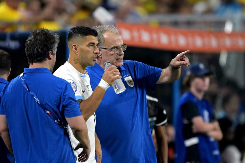 Luís Suárez e Marcelo Bielsa em jogo do Uruguai na Copa América