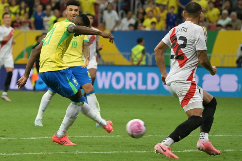 Luiz Henrique finaliza para marcar seu gol pelo Brasil contra o Peru