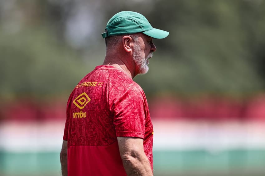 Mano Menezes observa treino do Fluminense de olho no Flamengo