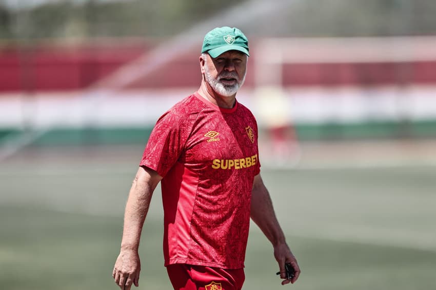 Mano Menezes observa último treino do Fluminense antes do clássico contra o Flamengo