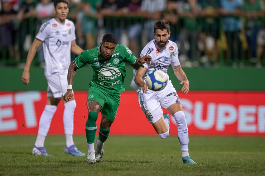 Mário Jorge disputa bola com Luan Peres no confronto entre Chapecoense e Santos