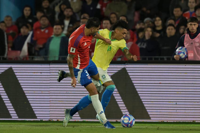 Guillermo Maripan e Igor Jesus em Chile x Brasil. (Foto: Rodrigo ARANGUA / AFP)