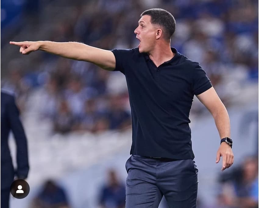 Mauricio Barbieri comandando jogo do Juarez