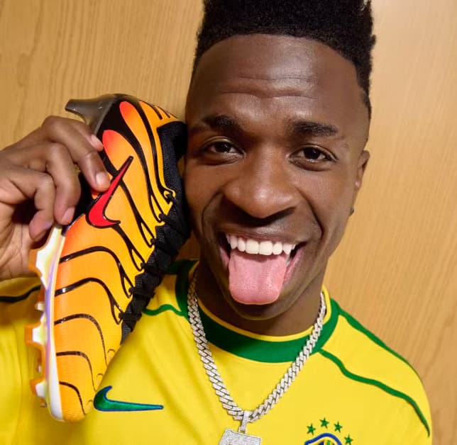 Primeira foto de Vini Jr com chuteira da Nike após reatar relação com a marca