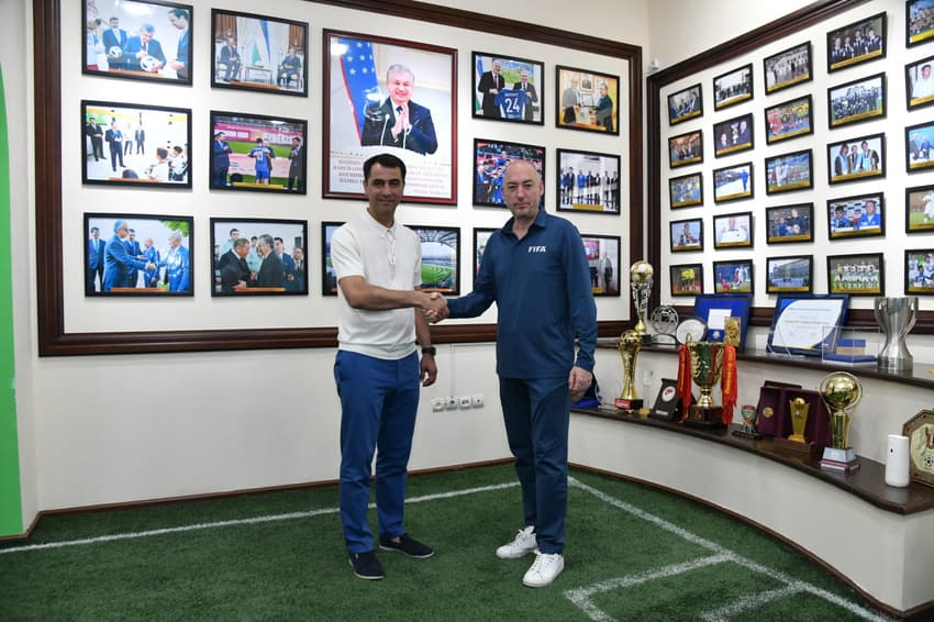 Ravshan Irmatov (à esquerda), primeiro vice-presidente da Associação de Futebol do Uzbequistão, Jaime Yarza, diretor de Torneios da Fifa, durante um encontro de organização da Copa do Mundo de Futsal 2024 (Foto: FIFA/Divulgação).