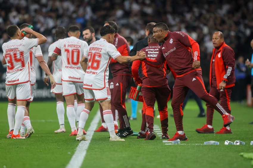 Roger comemora com Bernabéi