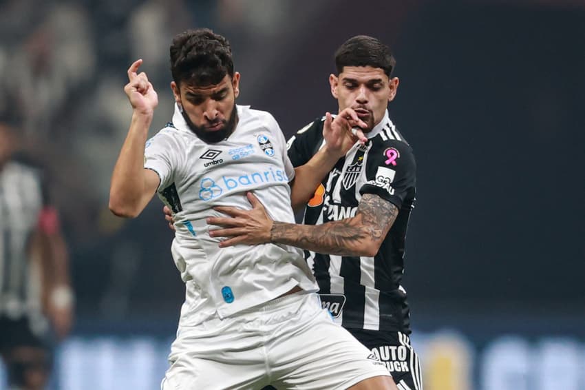 Rubens jogador do Atletico-MG disputa lance com Pepe jogador do Gremio durante partida no estadio Arena MRV pelo campeonato Brasileiro A 2024. Foto: Gilson Lobo/AGIF