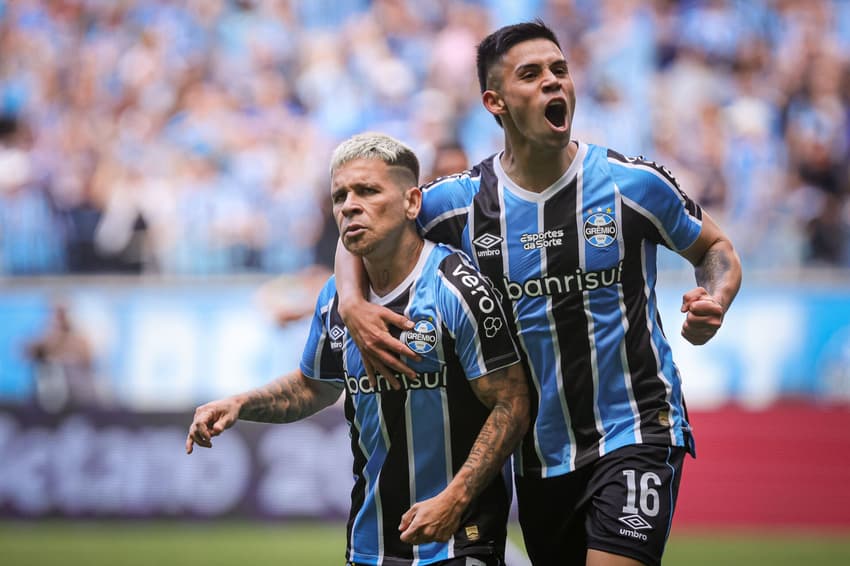 Soteldo jogador do Gremio comemora seu gol com Aravena jogador da sua equipe durante partida contra o Atletico-GO no estadio Arena do Gremio pelo campeonato Brasileiro A 2024. Foto: Maxi Franzoi/AGIF