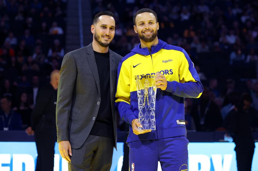 Stephen Curry recebeu o prêmio de Clutch do Ano da NBA em 2024