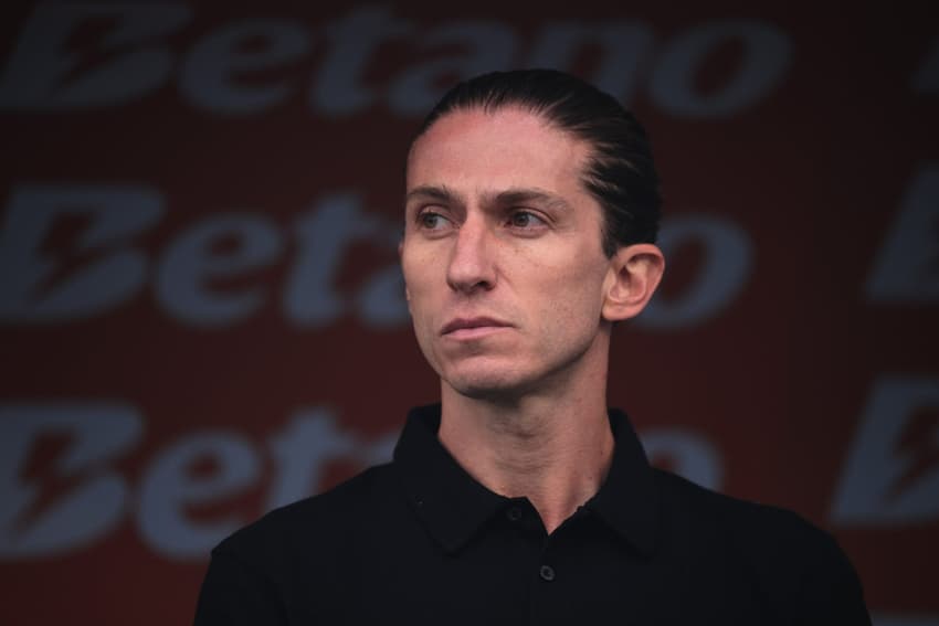 Técnico do Flamengo, Filipe Luís observa o jogo da semifinal da Copa do Brasil entre Corinthians e Flamengo