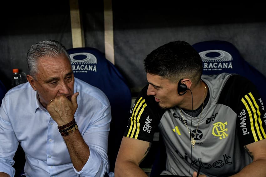 Tite e Matheus Bachi conversam durante jogo contra o Vasco (2)