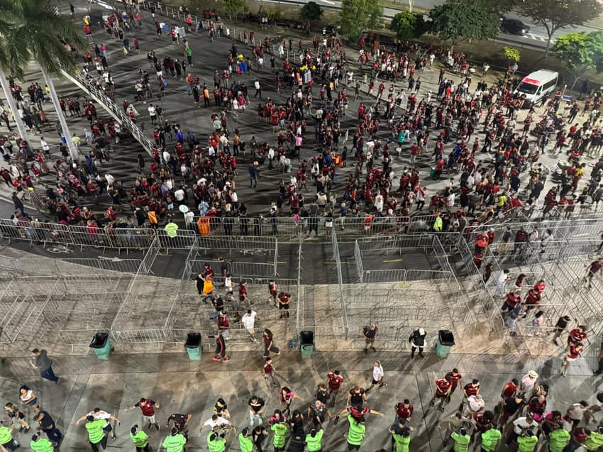 Torcedores do Flamengo chegando ao Maracanã pela rampa da Uerj para clássico contra Fluminense