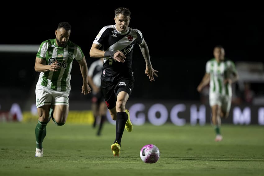 Vegetti corre com a bola no jogo entre Vasco e Juventude