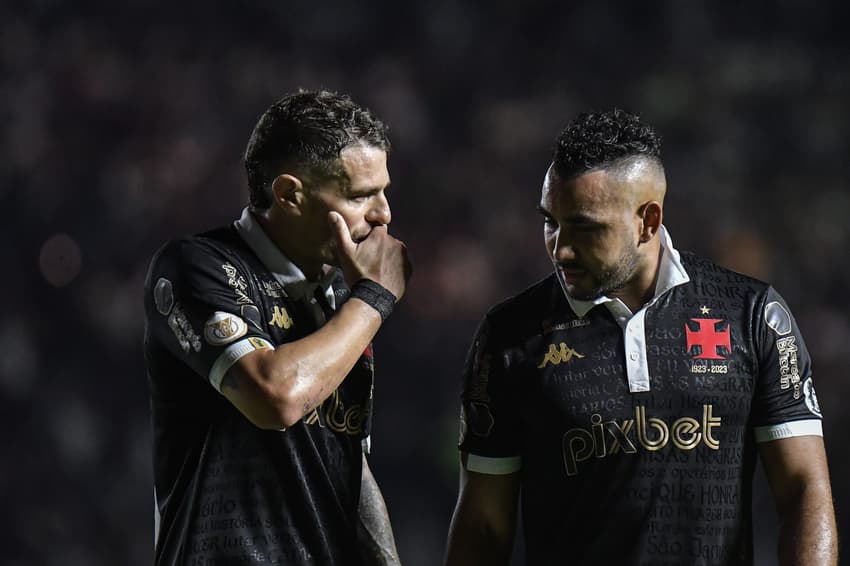 Vegetti e Payet juntos com a camisa do Vasco