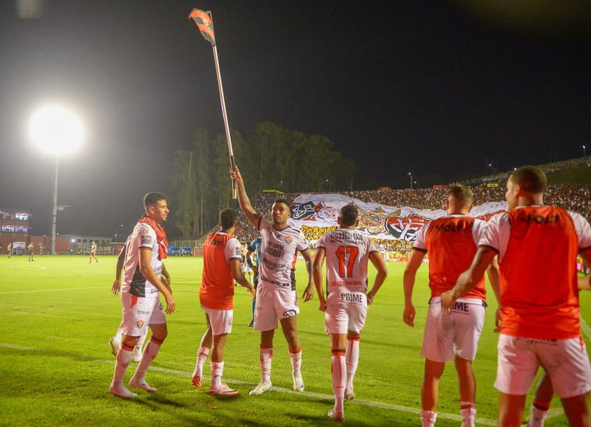 Vitória comemorando vitória contra o Fluminense