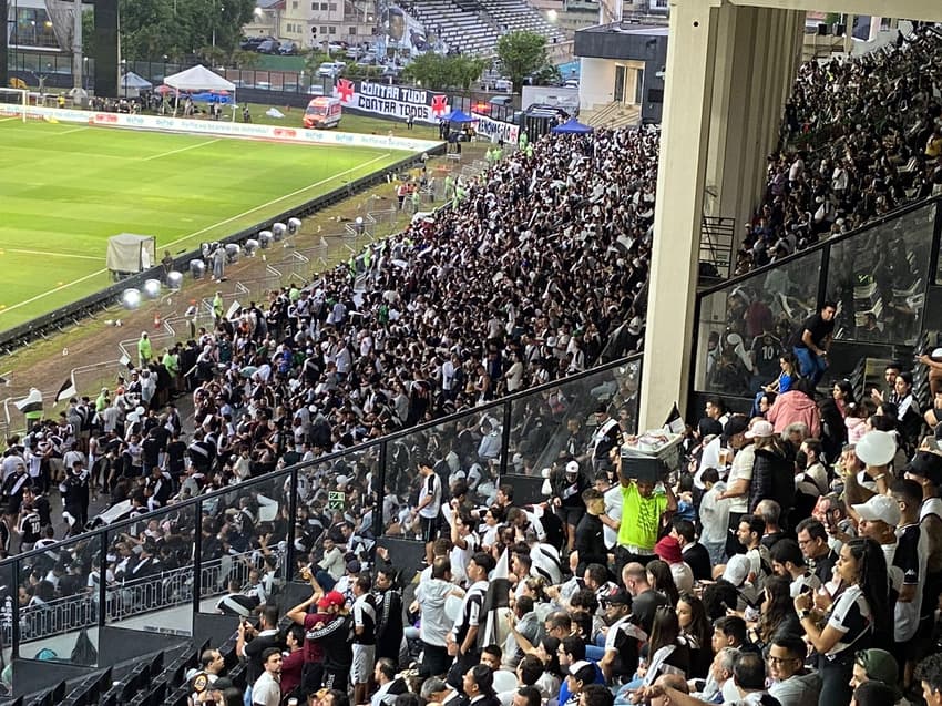 A torcida do Vasco tremula suas bandeiras em São Januário antes do apito inicial do jogo com o Atlético-MG pelas semifinais da Copa do Brasil (Foto: João Brandão)