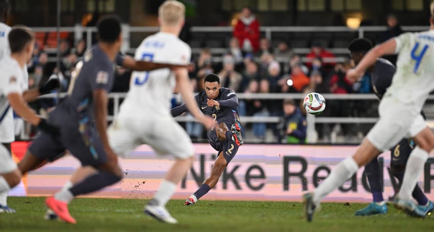 Alexander-Arnold marcou um golaço de falta na partida entre Inglaterra e Finlândia (Foto: Jonathan NACKSTRAND / AFP)