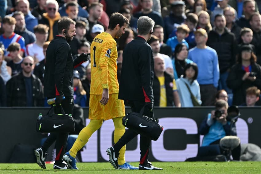 Alisson, da Seleção Brasileira, se lesionou durante Crystal Palace x Liverpool (Foto: Glyn Kirk/AFP)