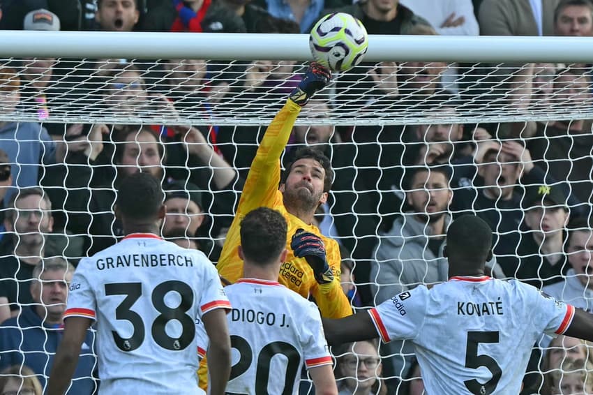 Alisson em ação pelo Liverpool contra o Crystal Palace (Foto: Glyn Kirk/AFP)