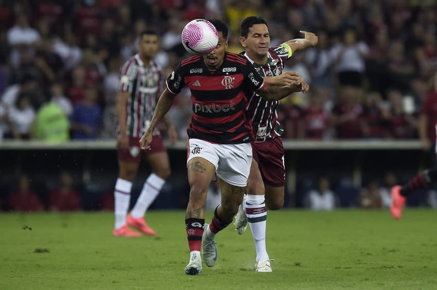 Allan e Ganso disputam a bola no Fla-Flu