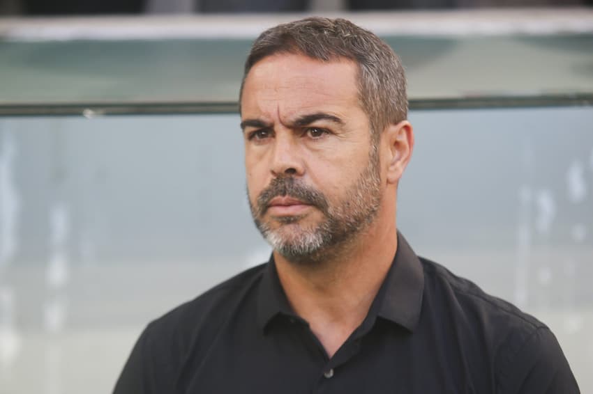 Artur Jorge, técnico do Botafogo, durante partida contra o Athletico-PR na Ligga Arena, pelo Brasileirão (Foto: Gabriel Machado/AGIF)