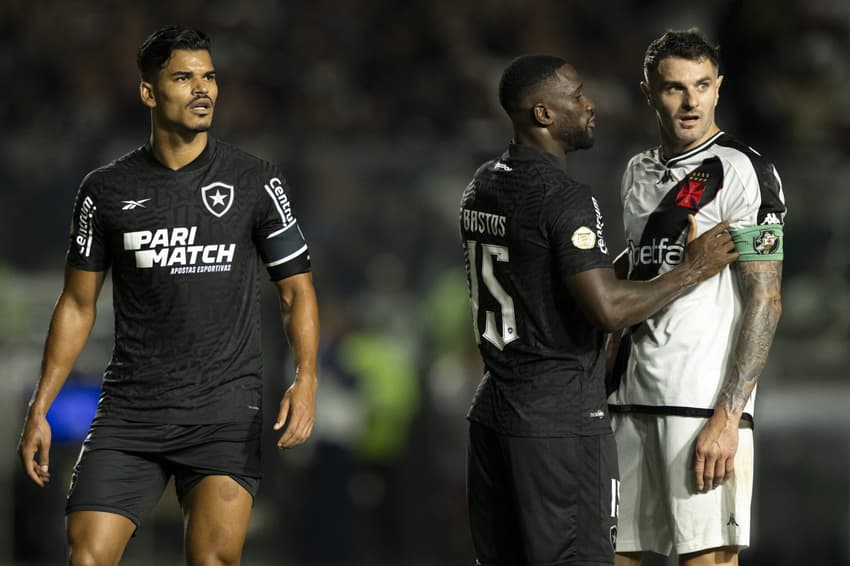 Confira a história da criação do apelido do clássico entre Botafogo e Vasco (Foto: Jorge Rodrigues/AGIF)