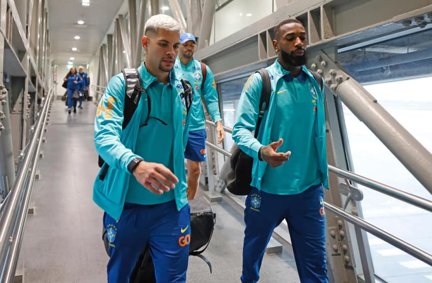 Bruno Guimarães e Gerson desembarcando com a Seleção Brasileira em Santiago, para enfrentar o Chile, pelas Eliminatórias da Copa do Mundo de 2026 (Foto: Rafael Ribeiro / CBF)