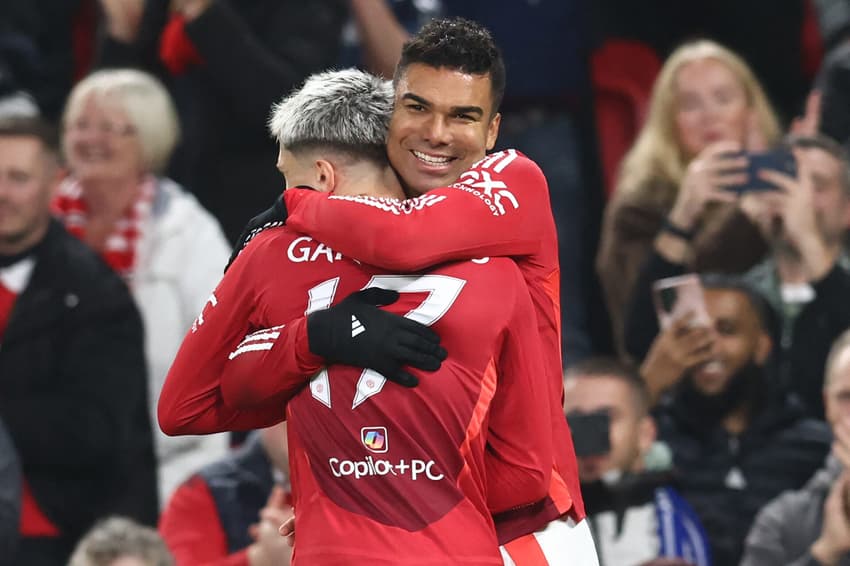 Casemiro comemora gol com Alejandro Garnacho (Foto: Darren Staples/AFP)