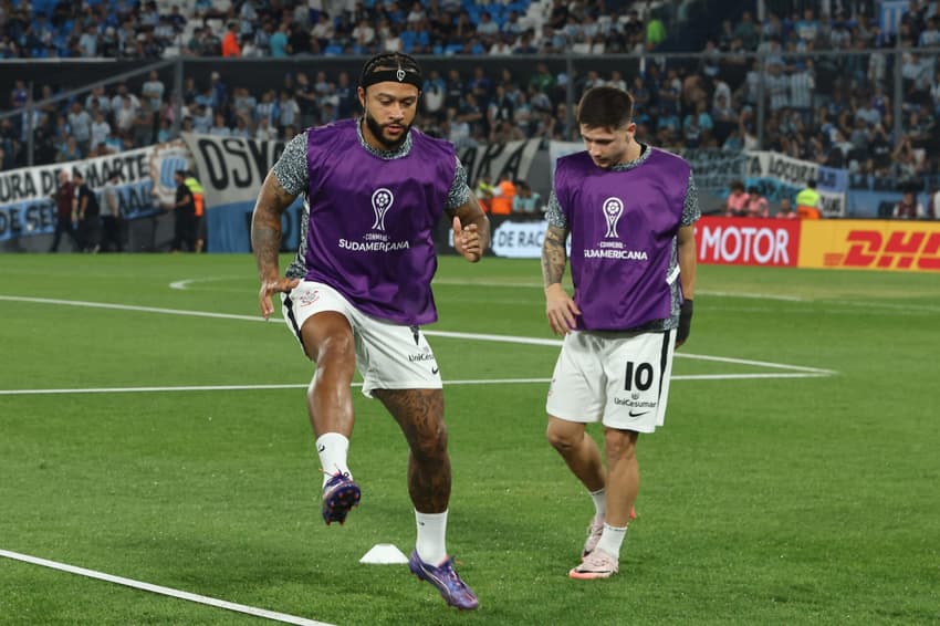 Memphis Depay e Rodrigo Garro no aquecimento para o jogo entre Corinthians e Racing pela Sul-Americana