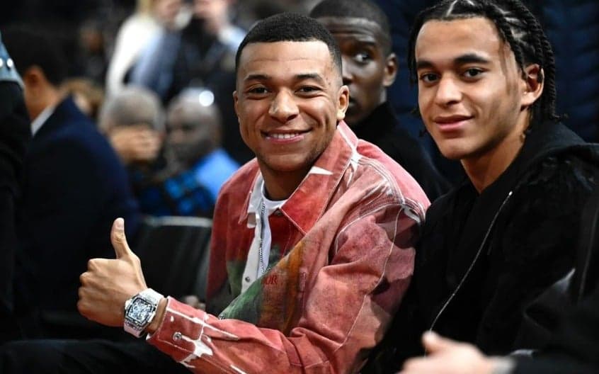 Ethan e Kylian Mbappé em foto sentados juntos